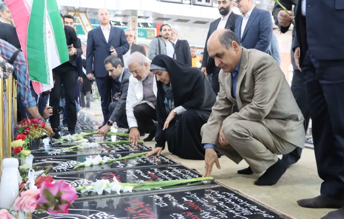 ادای احترام استاندار گیلان و وزیر راه به مقام شامخ شهدای رشت